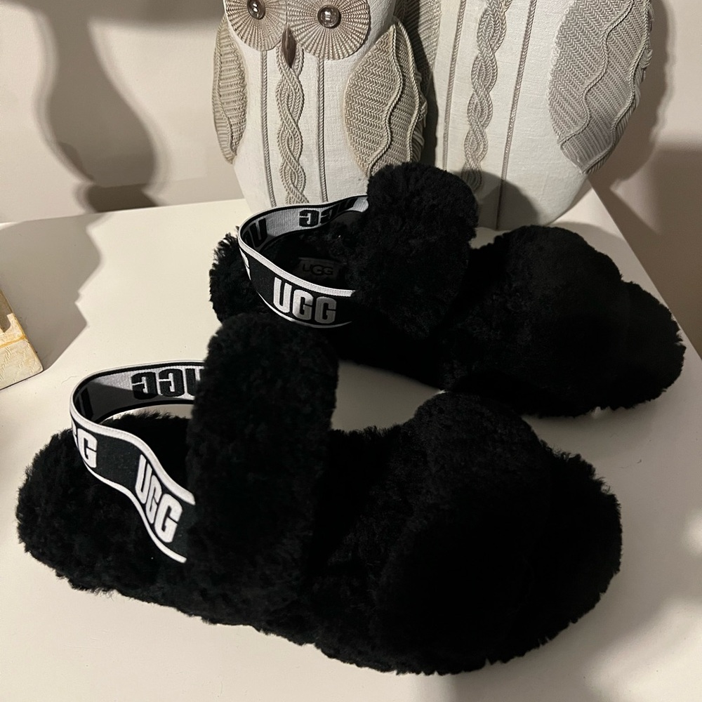 B6-6 - - UGG Black Fluffy Slide Sandals